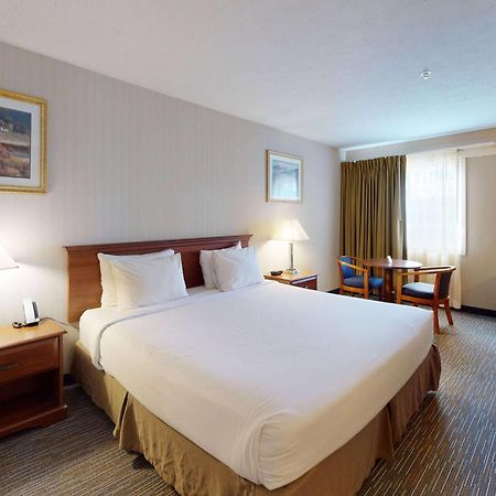 Ramada by Wyndham Strasburg Hotel Bagian luar foto