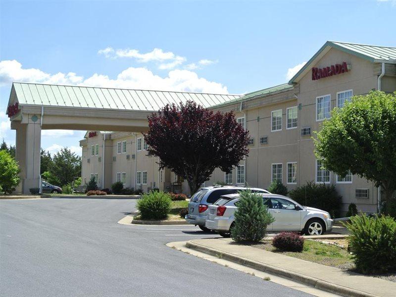 Ramada by Wyndham Strasburg Hotel Bagian luar foto