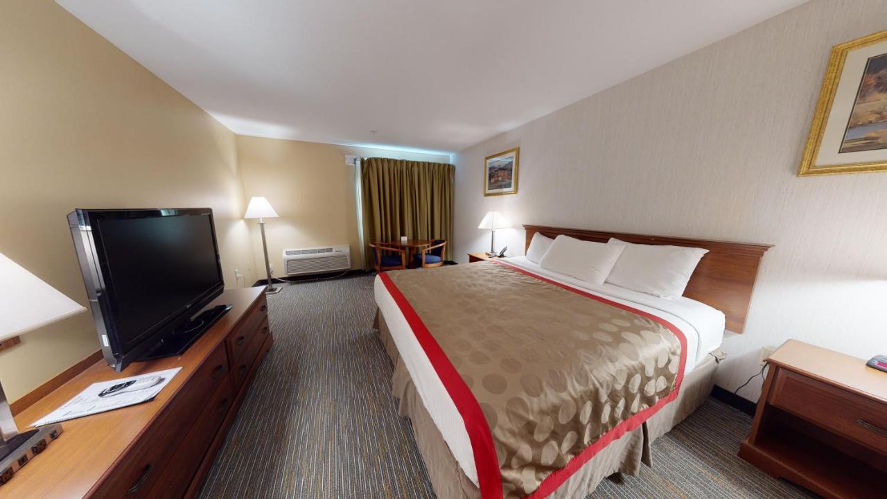 Ramada by Wyndham Strasburg Hotel Bagian luar foto