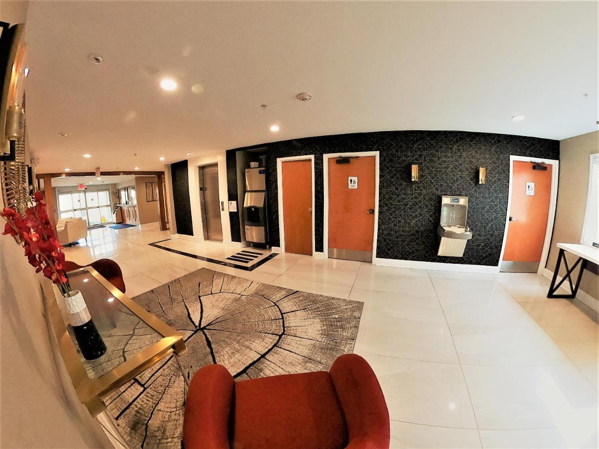 Ramada by Wyndham Strasburg Hotel Bagian luar foto