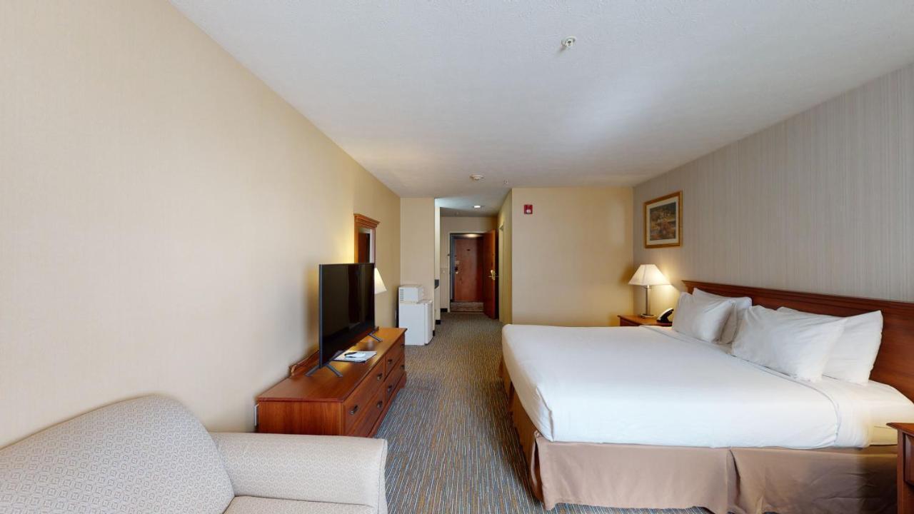 Ramada by Wyndham Strasburg Hotel Bagian luar foto