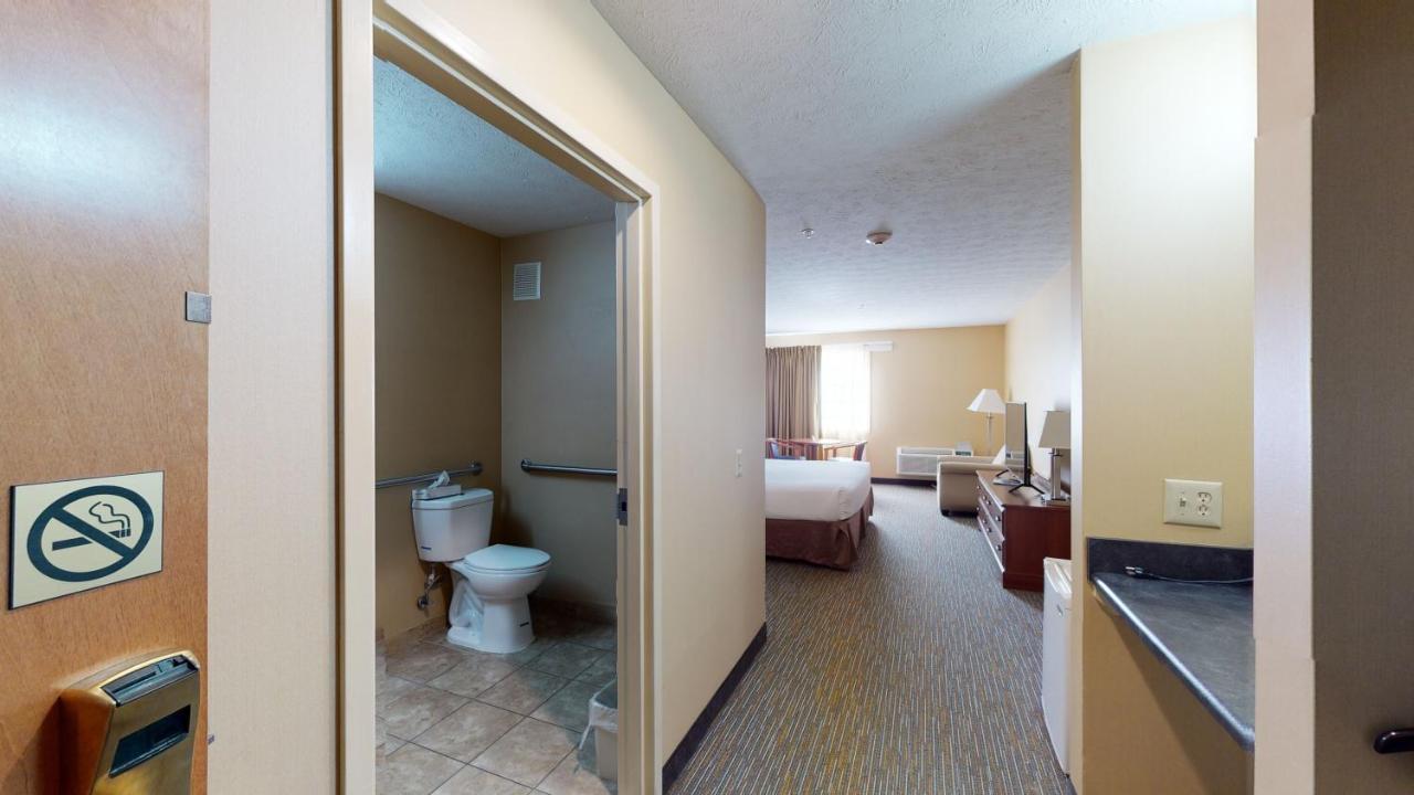 Ramada by Wyndham Strasburg Hotel Bagian luar foto