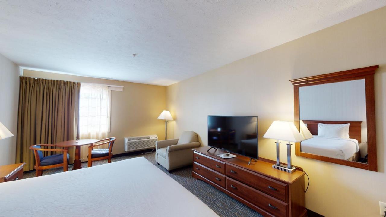 Ramada by Wyndham Strasburg Hotel Bagian luar foto