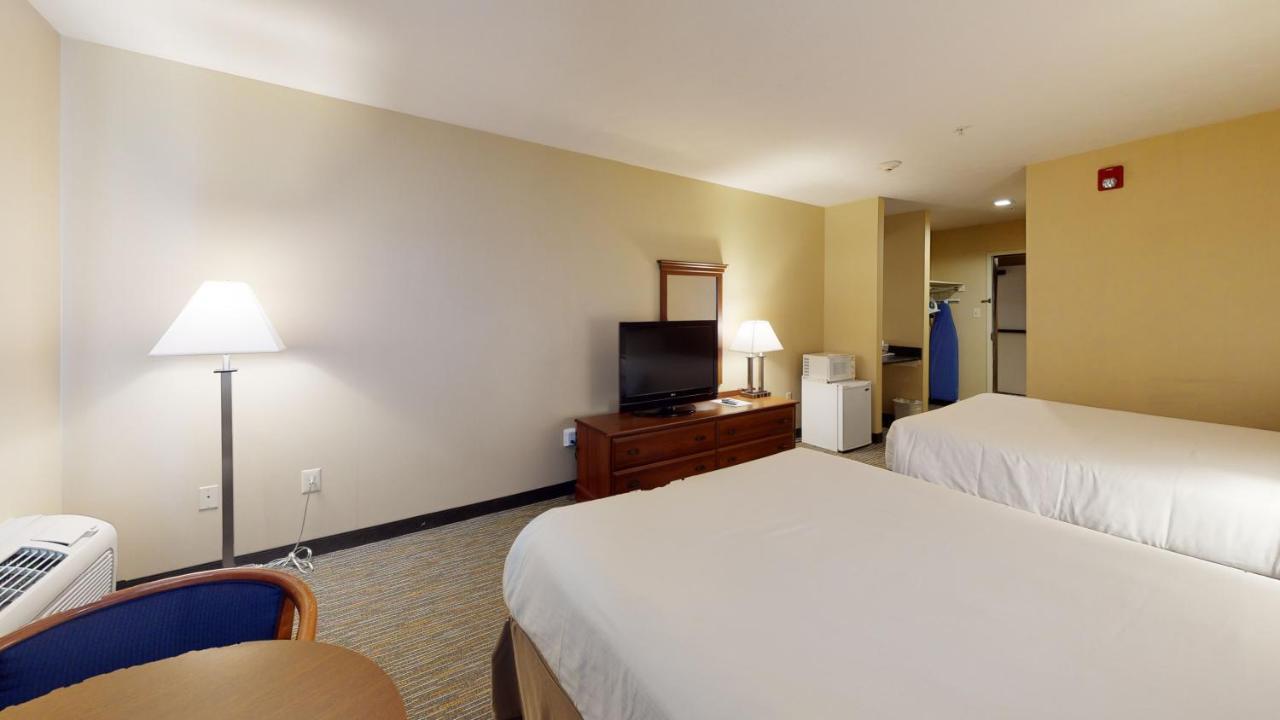 Ramada by Wyndham Strasburg Hotel Bagian luar foto