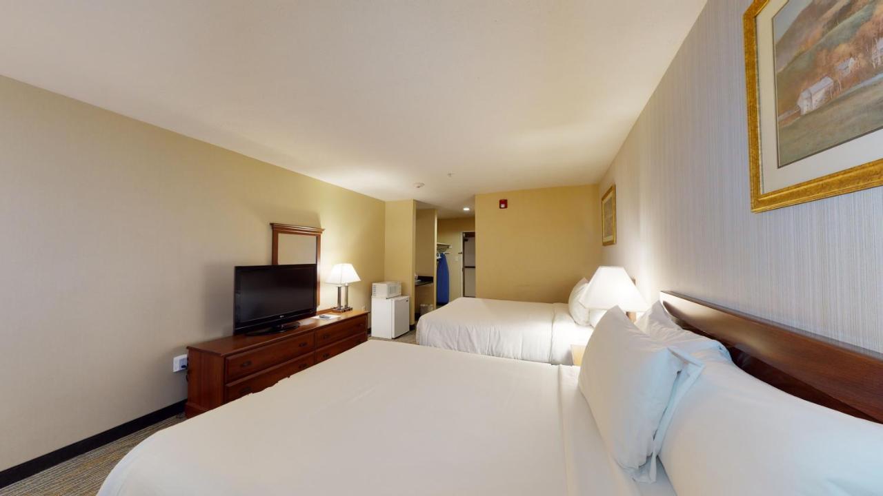 Ramada by Wyndham Strasburg Hotel Bagian luar foto