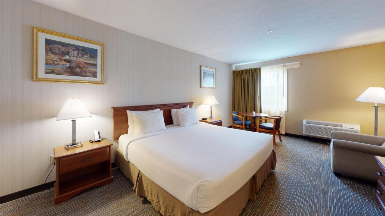 Ramada by Wyndham Strasburg Hotel Bagian luar foto