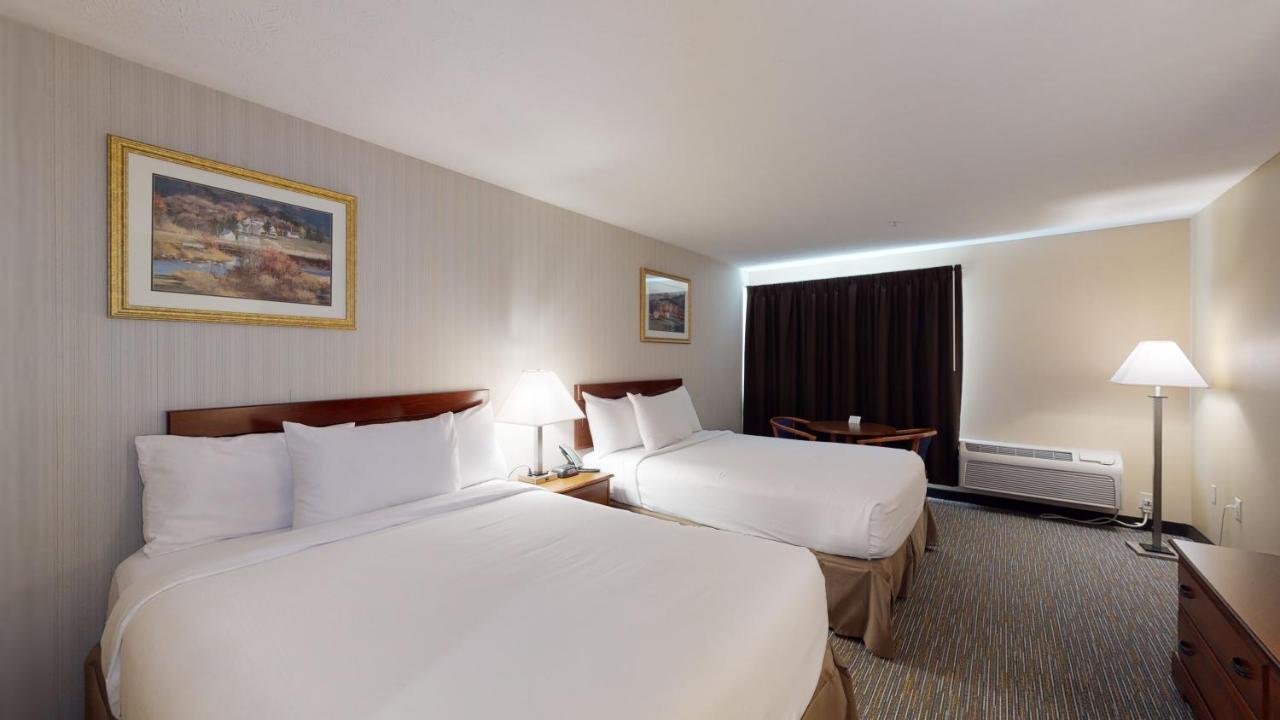 Ramada by Wyndham Strasburg Hotel Bagian luar foto