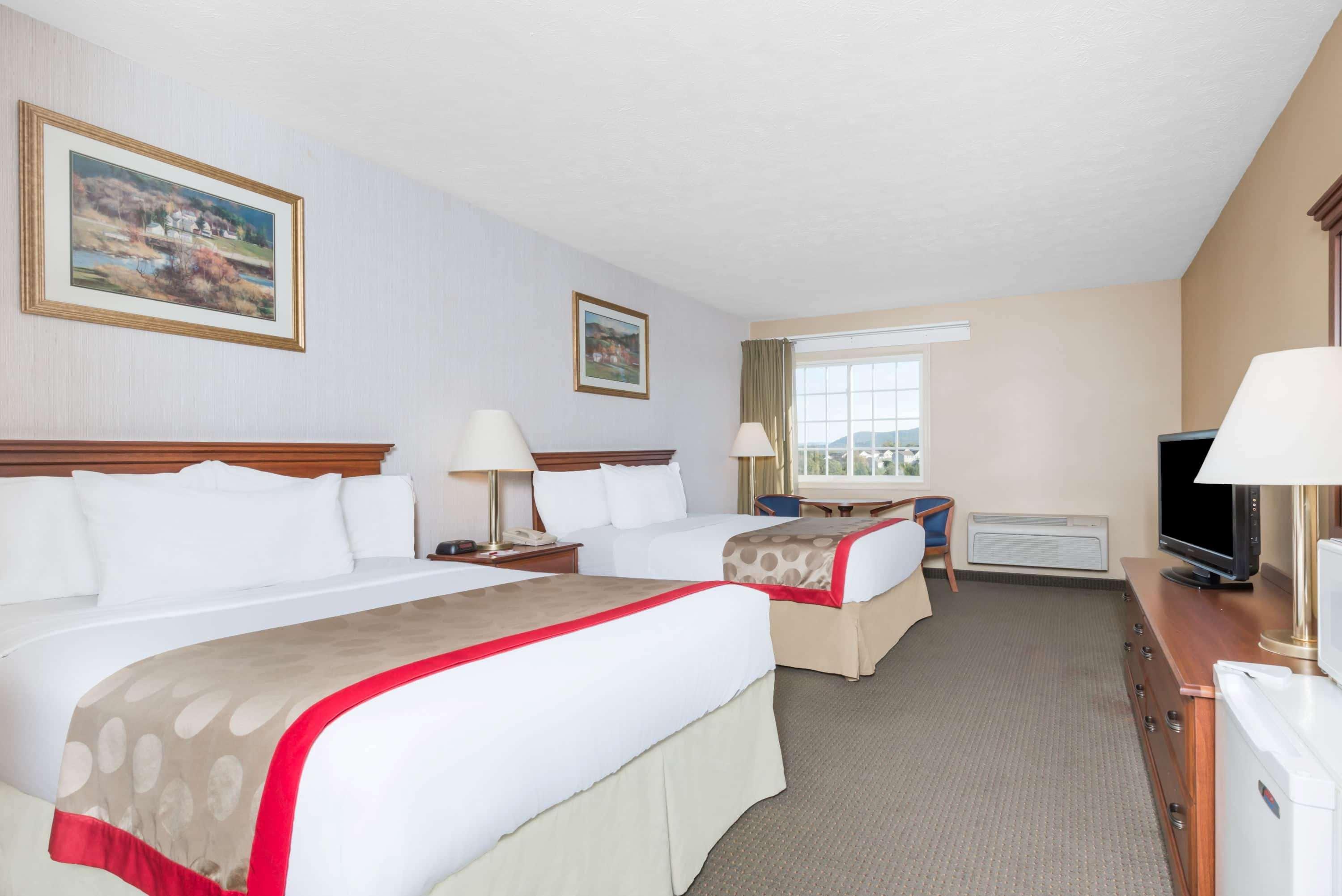 Ramada by Wyndham Strasburg Hotel Bagian luar foto