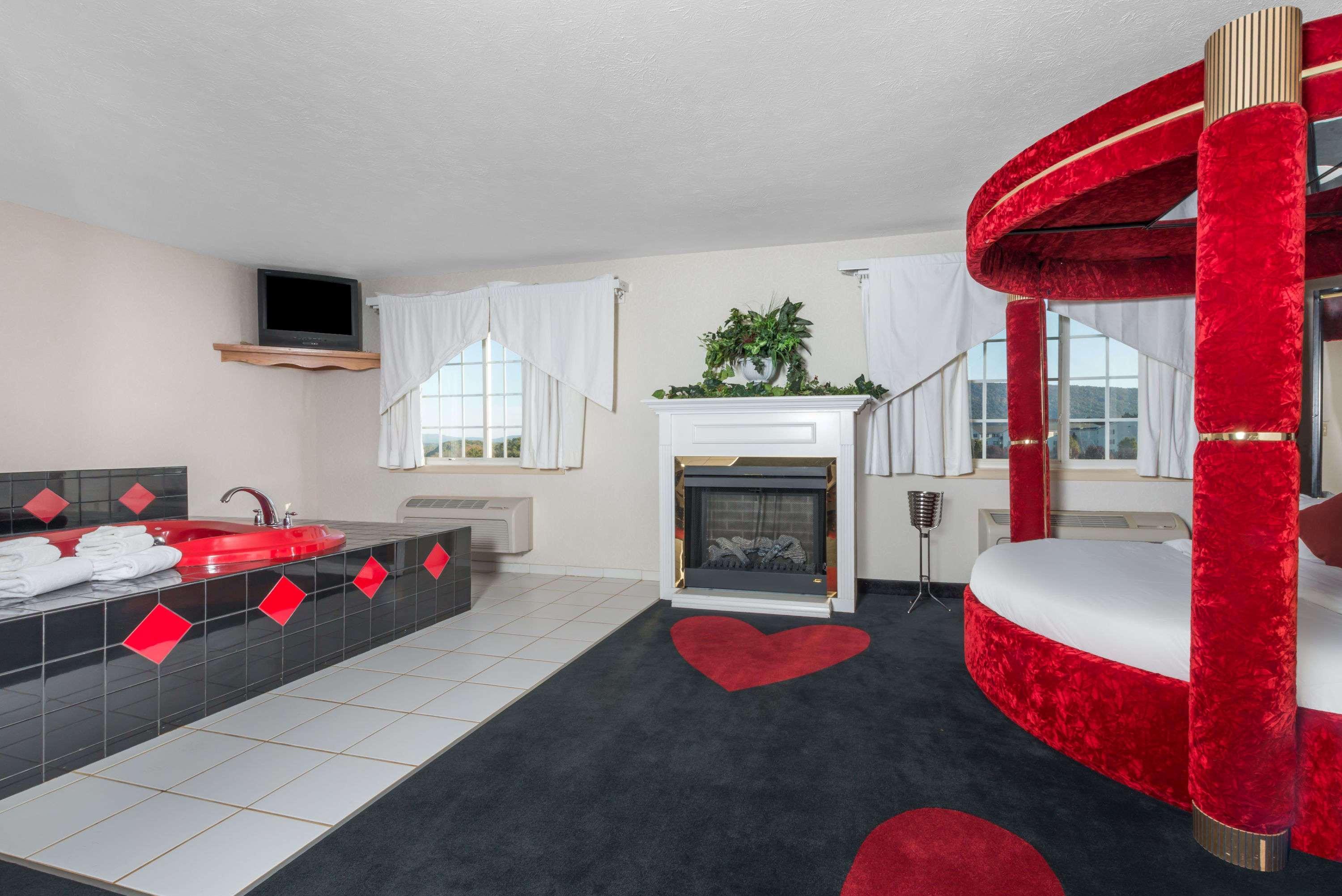 Ramada by Wyndham Strasburg Hotel Bagian luar foto