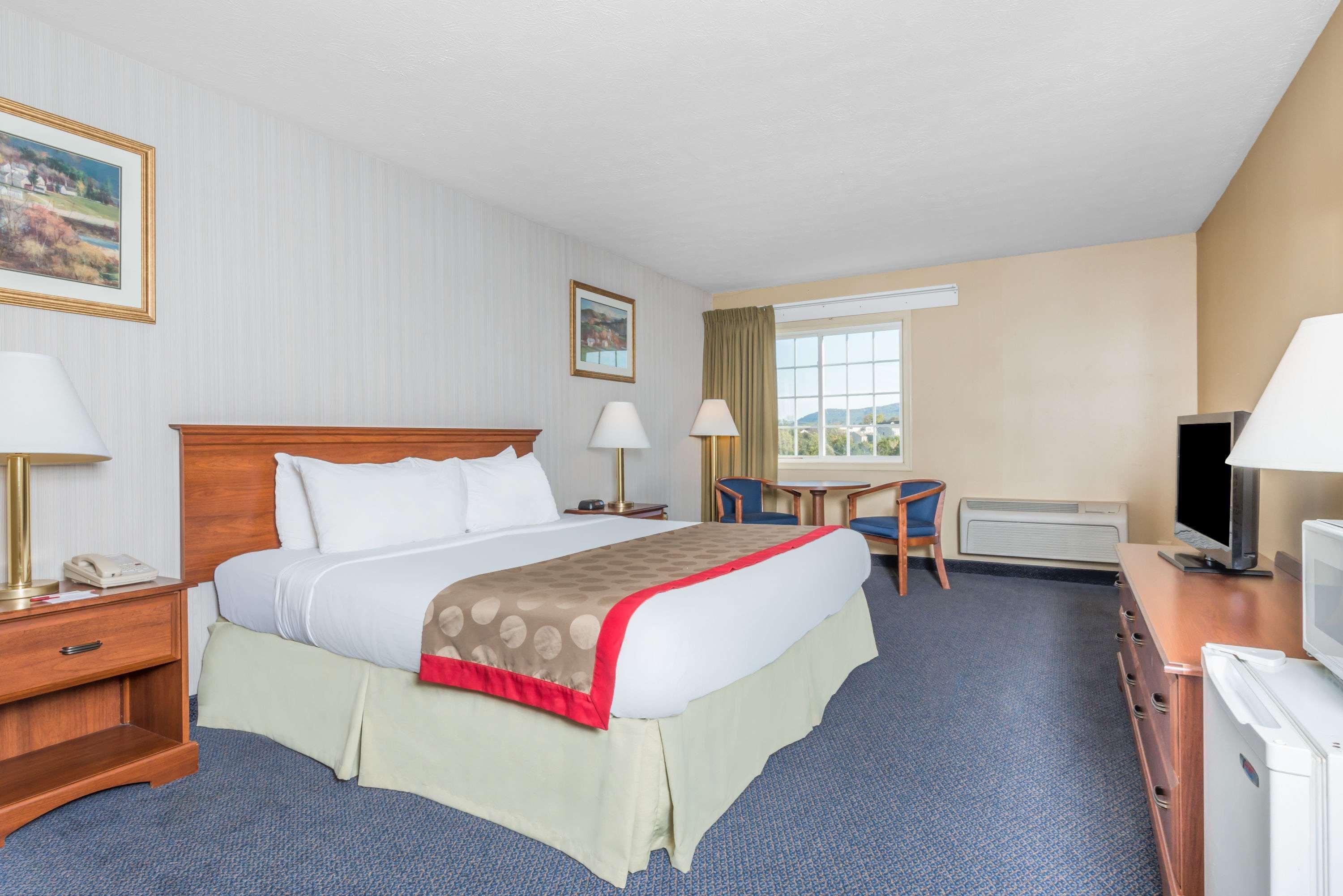 Ramada by Wyndham Strasburg Hotel Bagian luar foto