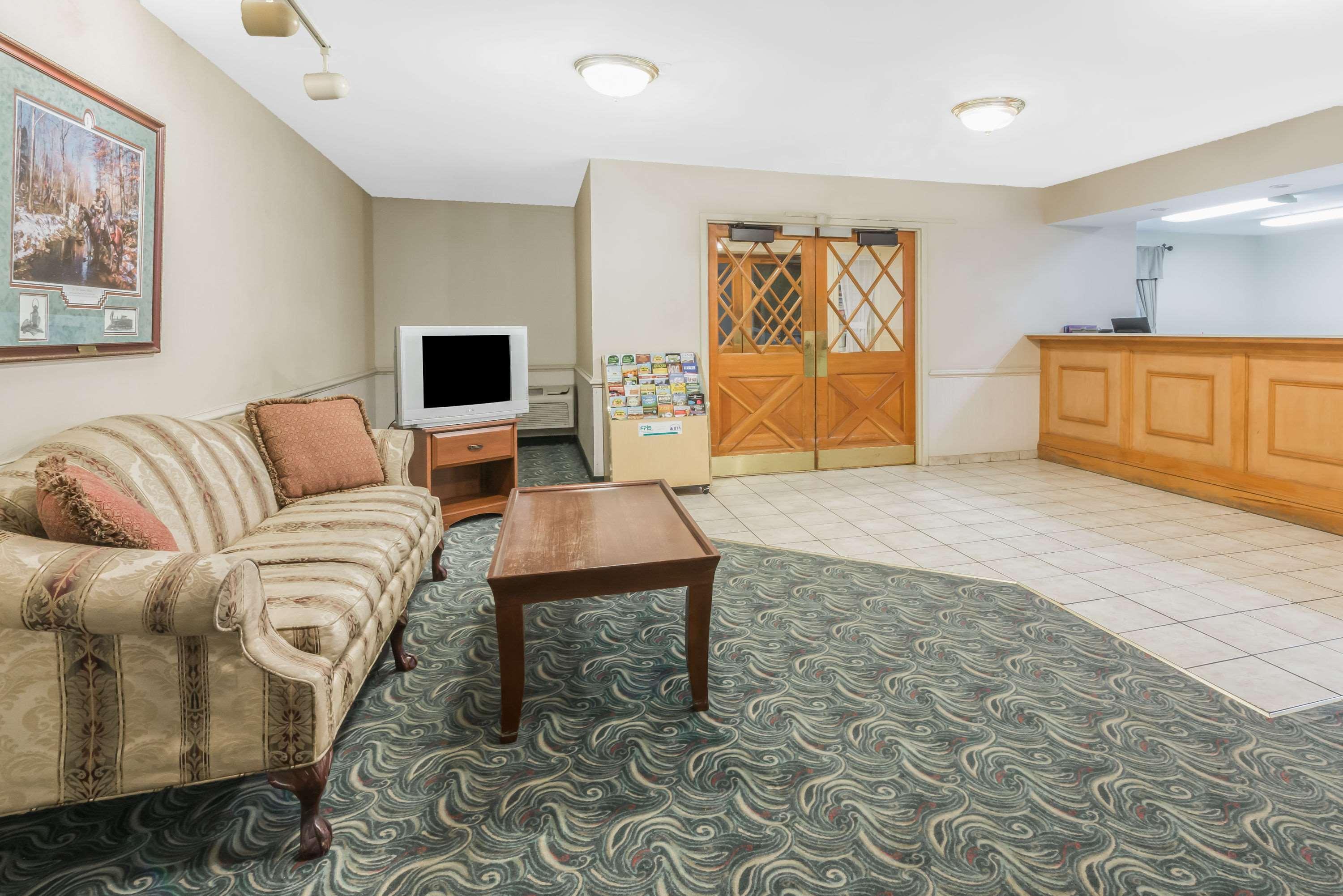 Ramada by Wyndham Strasburg Hotel Bagian luar foto