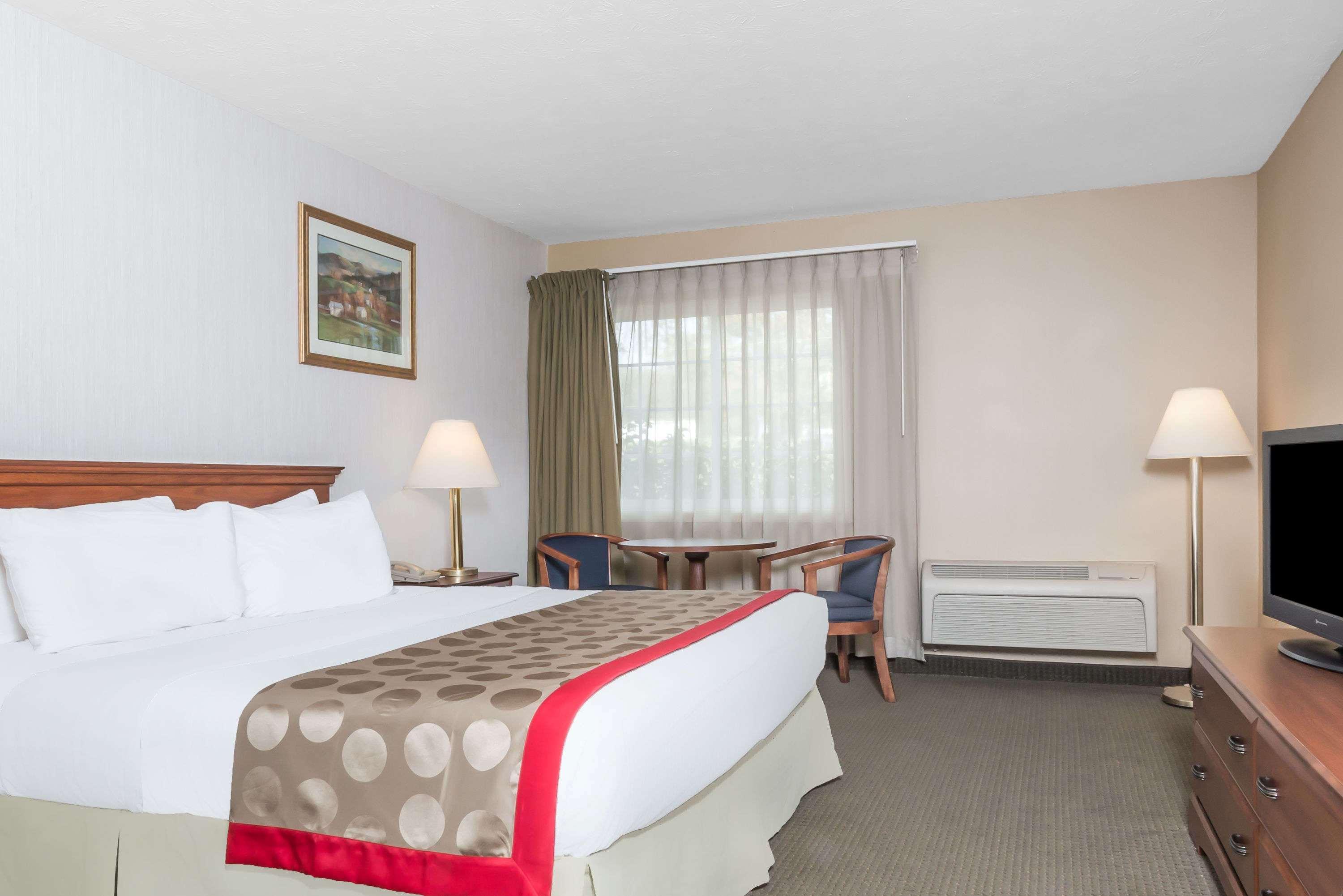 Ramada by Wyndham Strasburg Hotel Bagian luar foto