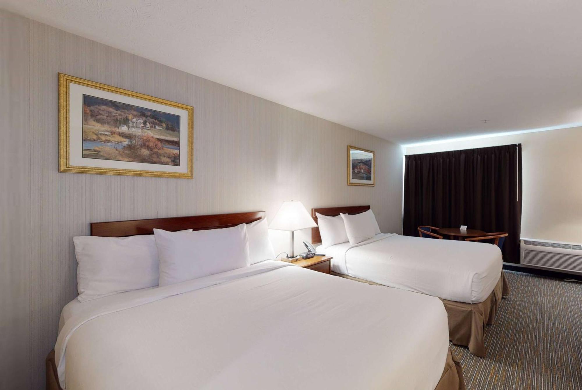 Ramada by Wyndham Strasburg Hotel Bagian luar foto