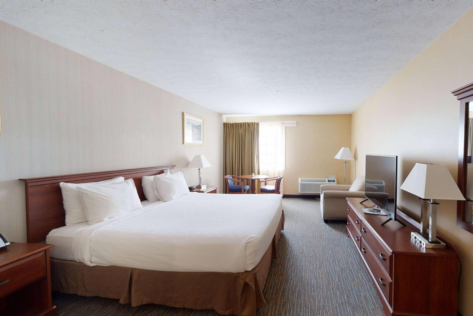 Ramada by Wyndham Strasburg Hotel Bagian luar foto