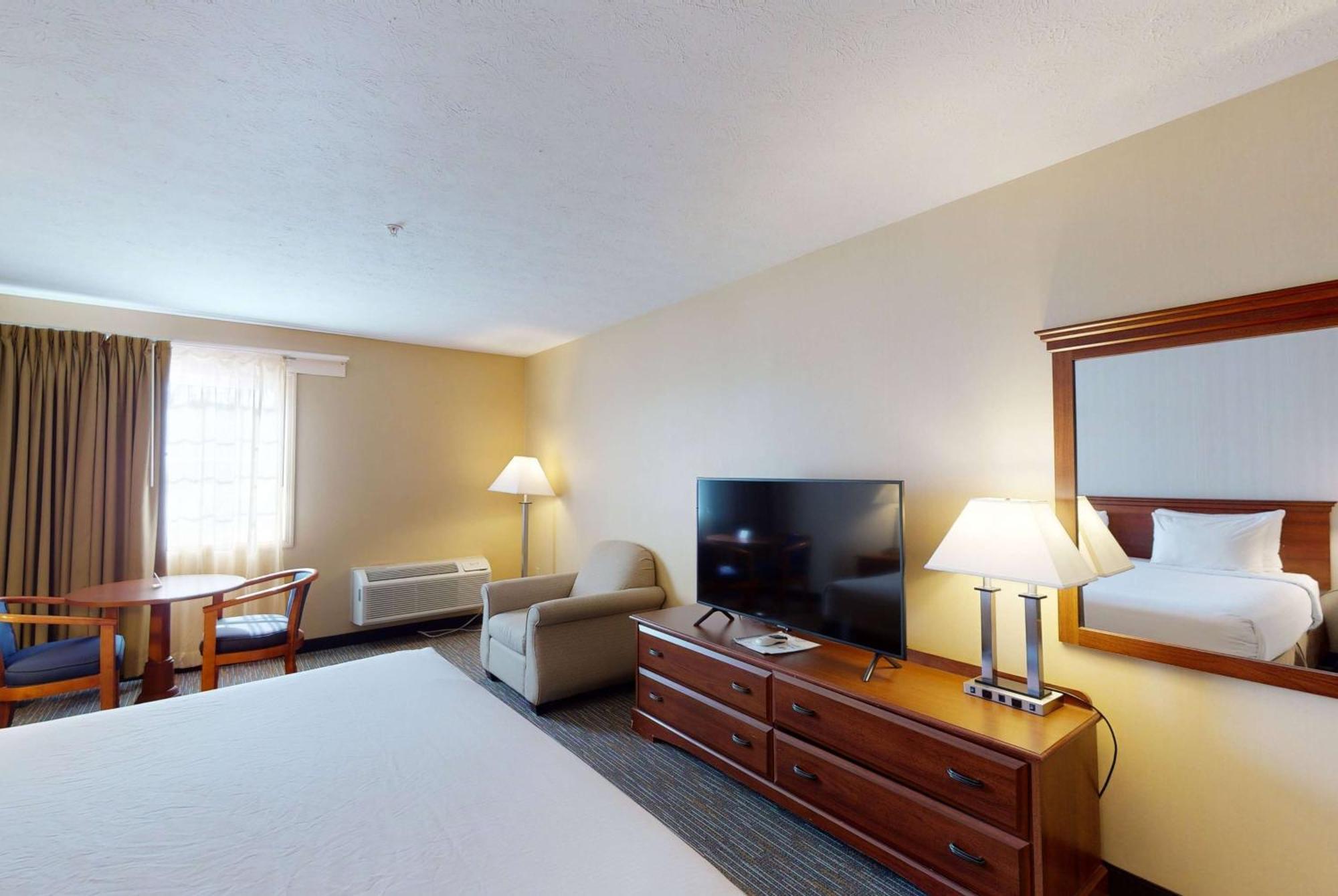 Ramada by Wyndham Strasburg Hotel Bagian luar foto
