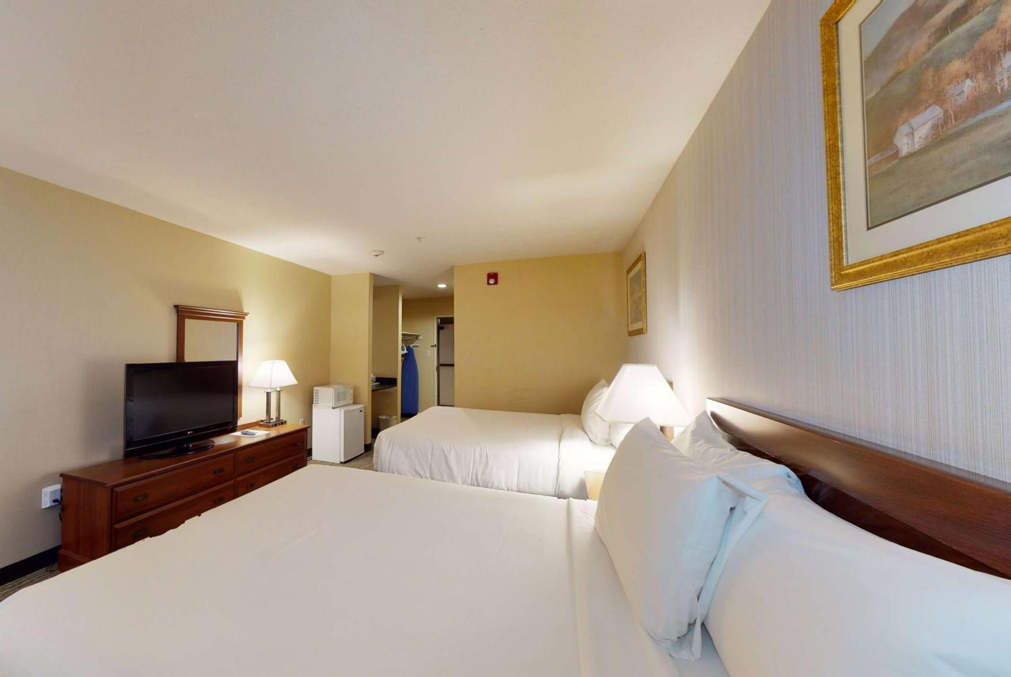 Ramada by Wyndham Strasburg Hotel Bagian luar foto