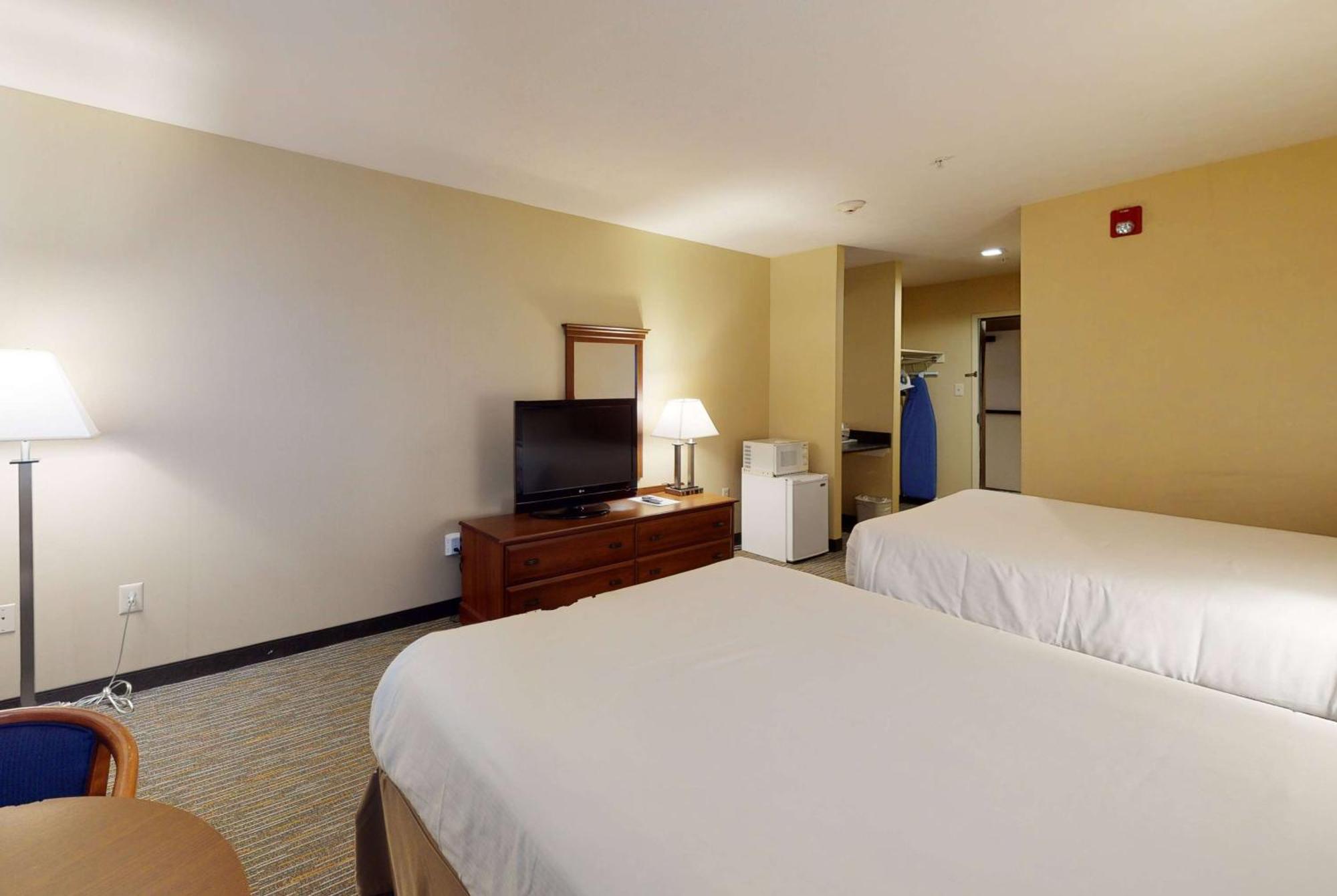 Ramada by Wyndham Strasburg Hotel Bagian luar foto