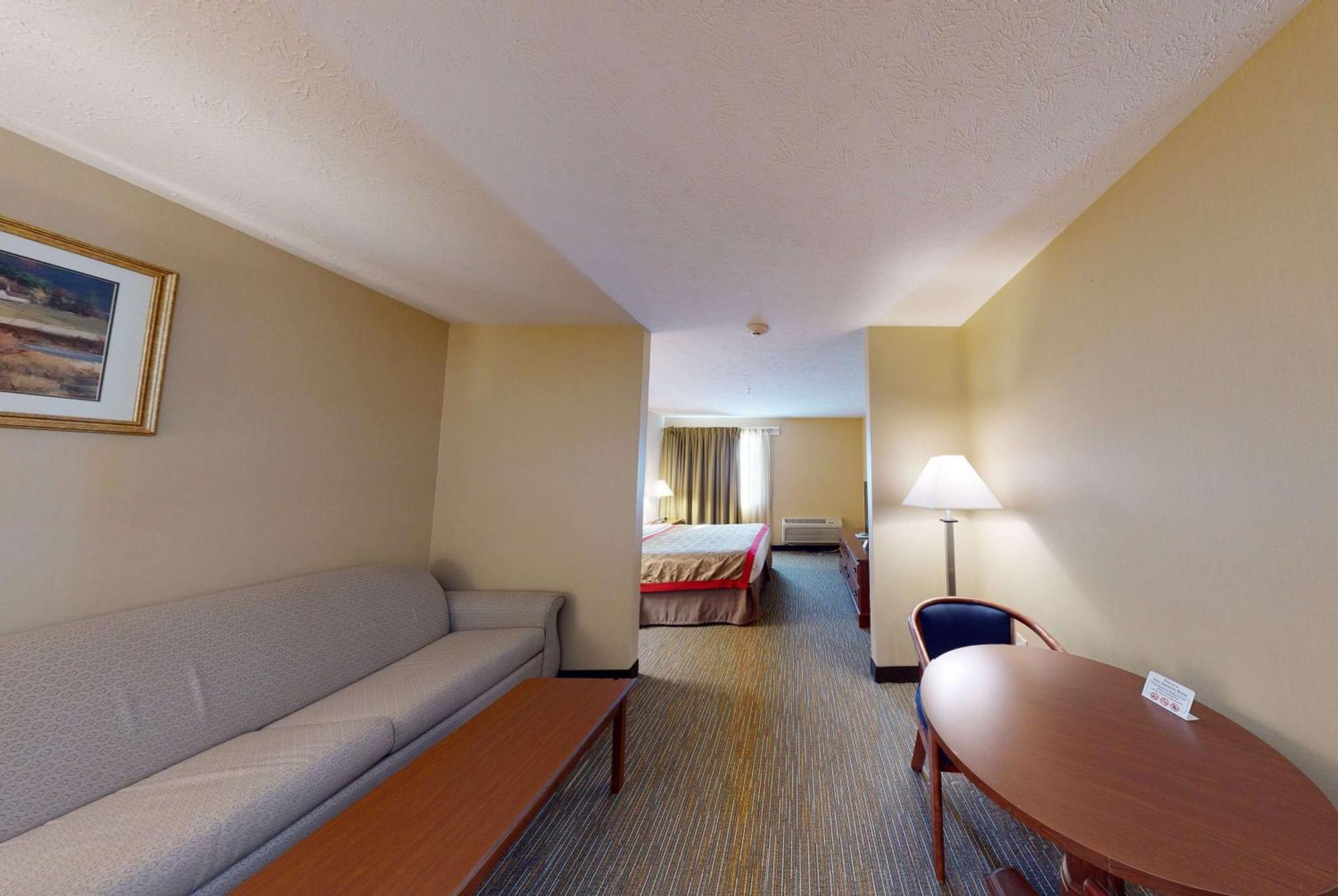 Ramada by Wyndham Strasburg Hotel Bagian luar foto