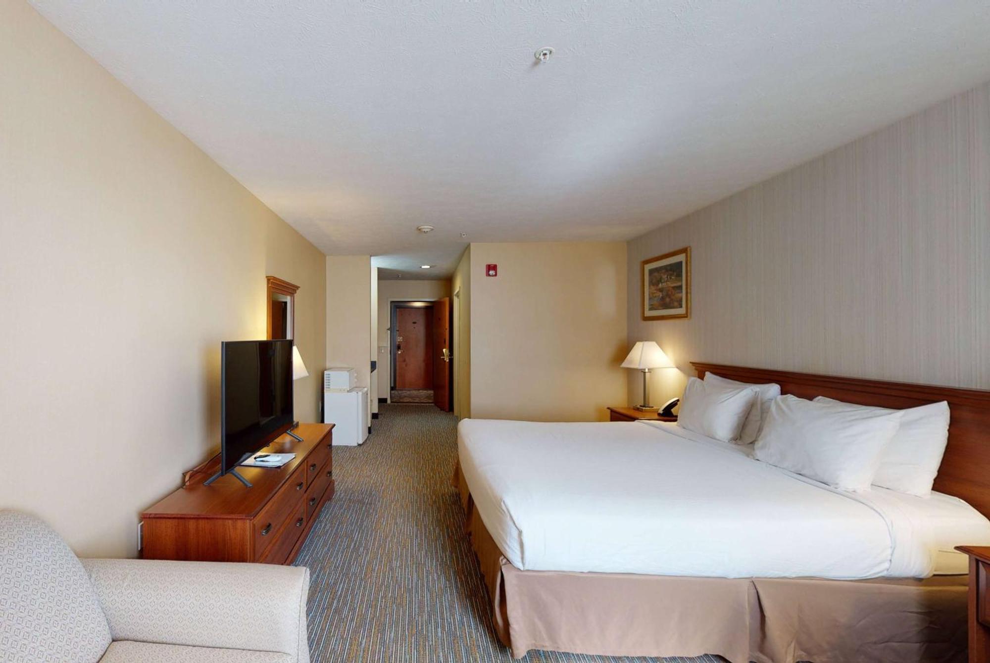 Ramada by Wyndham Strasburg Hotel Bagian luar foto