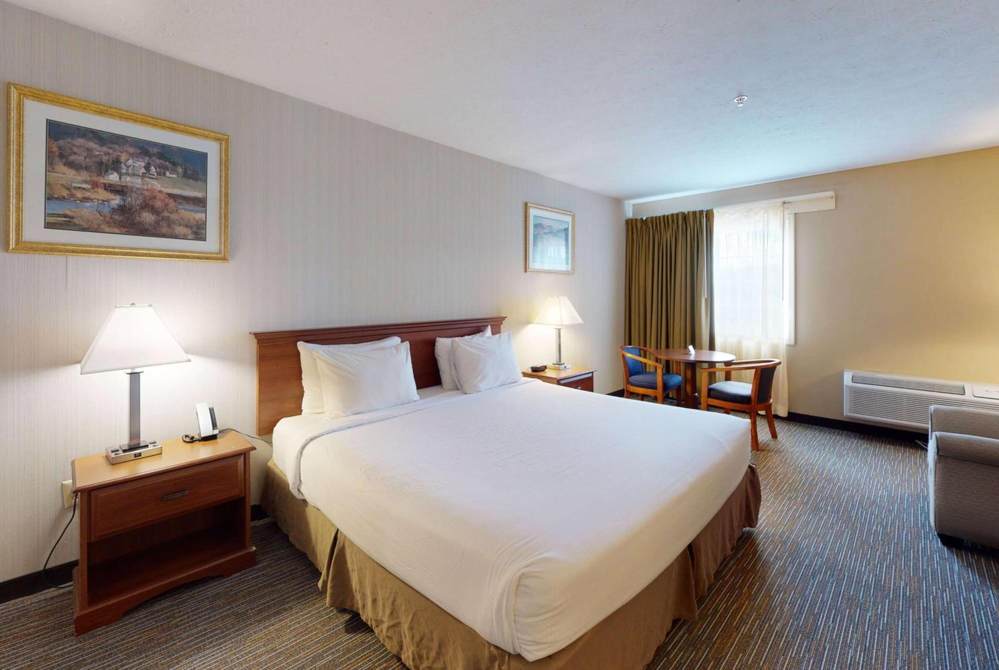 Ramada by Wyndham Strasburg Hotel Bagian luar foto