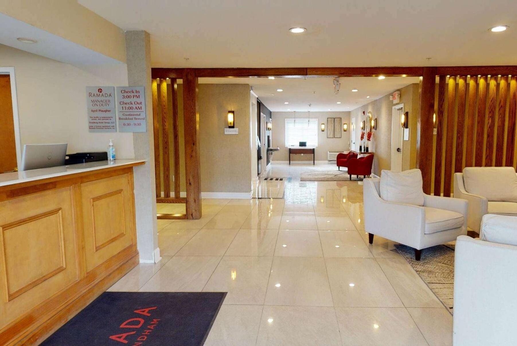 Ramada by Wyndham Strasburg Hotel Bagian luar foto