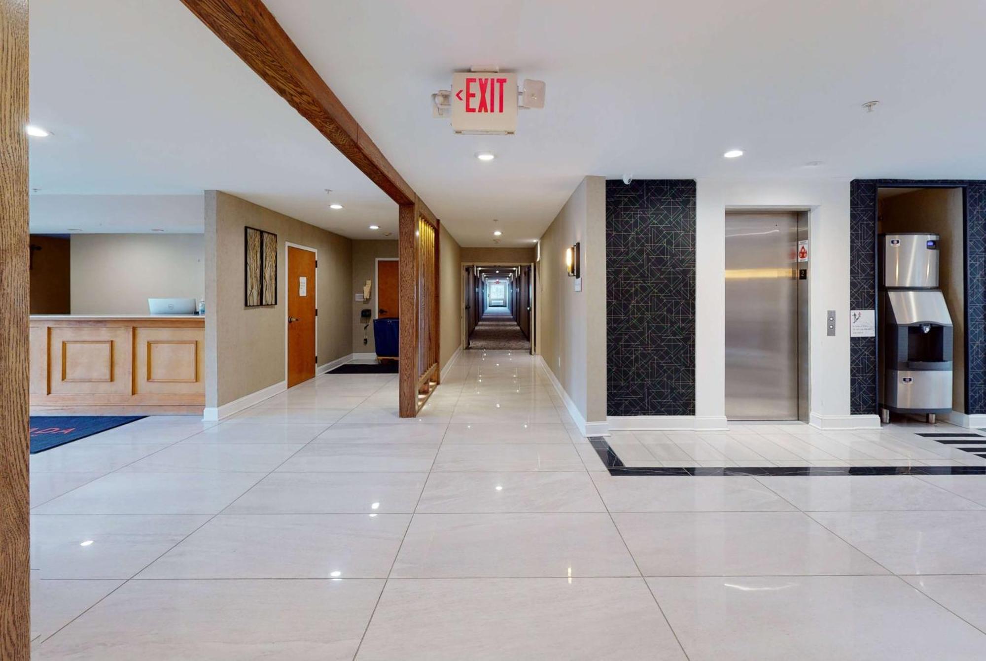 Ramada by Wyndham Strasburg Hotel Bagian luar foto