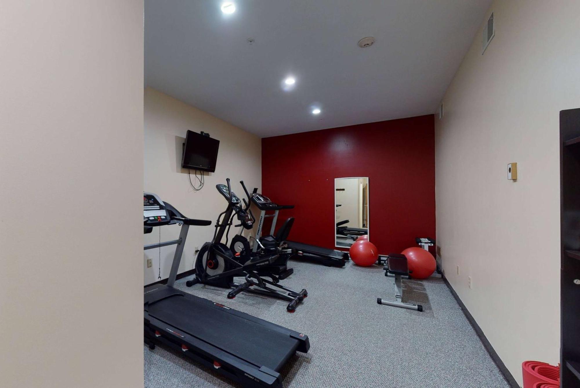 Ramada by Wyndham Strasburg Hotel Bagian luar foto