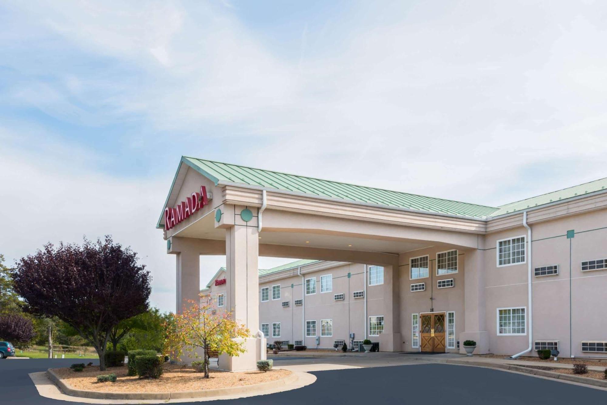 Ramada by Wyndham Strasburg Hotel Bagian luar foto