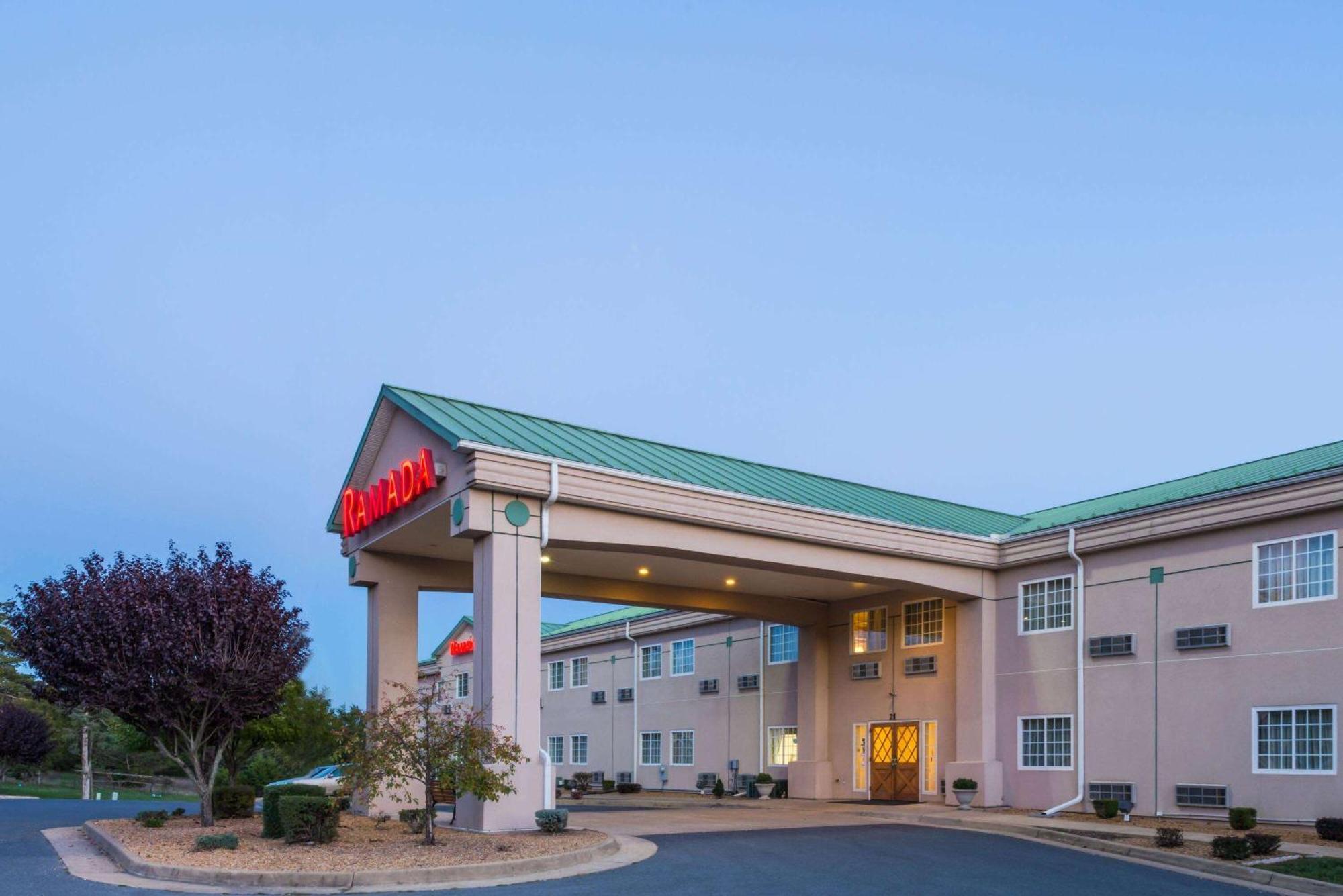 Ramada by Wyndham Strasburg Hotel Bagian luar foto