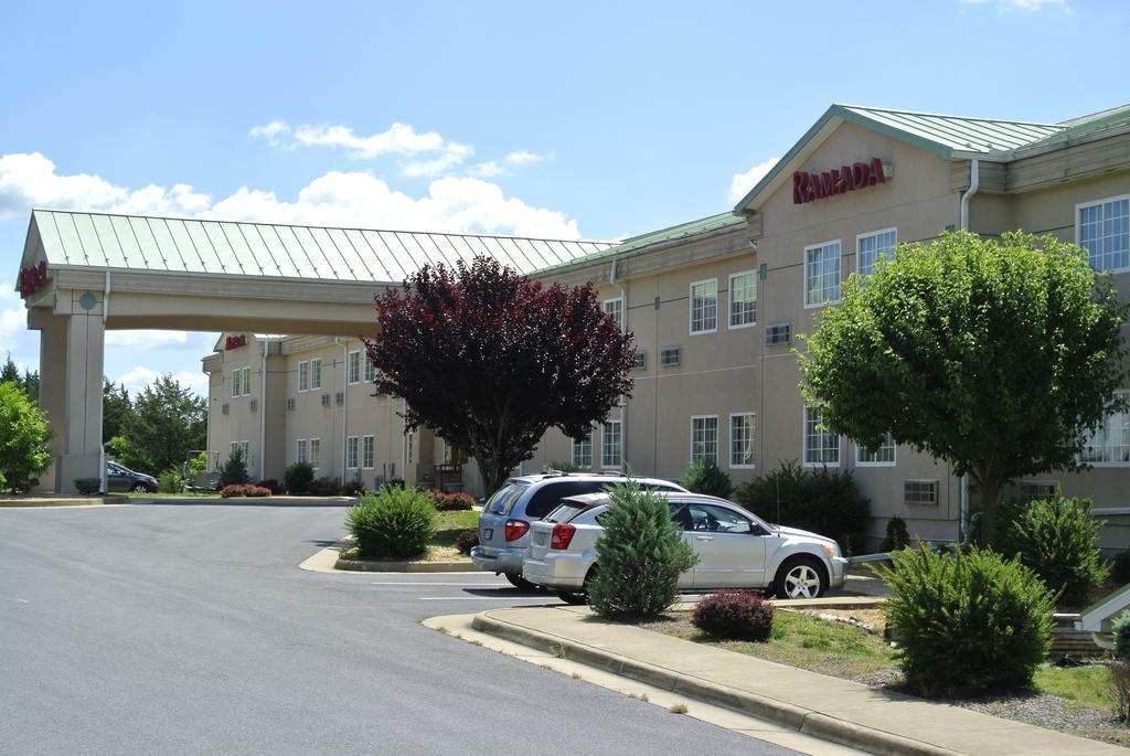 Ramada by Wyndham Strasburg Hotel Bagian luar foto
